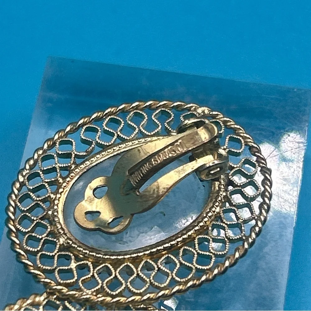 Vintage whiting & Davis intaglio glass cameo clip earrings Goldtone filigree - Picture 6 of 7